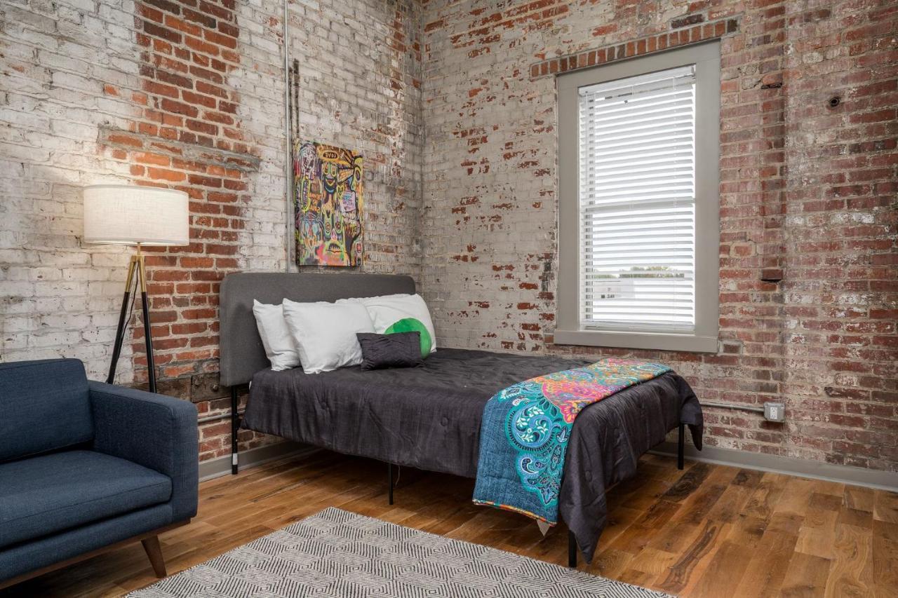 Апартаменты The Davis Lofts At Main Street - Unit 3D Роки-Маунт Экстерьер фото